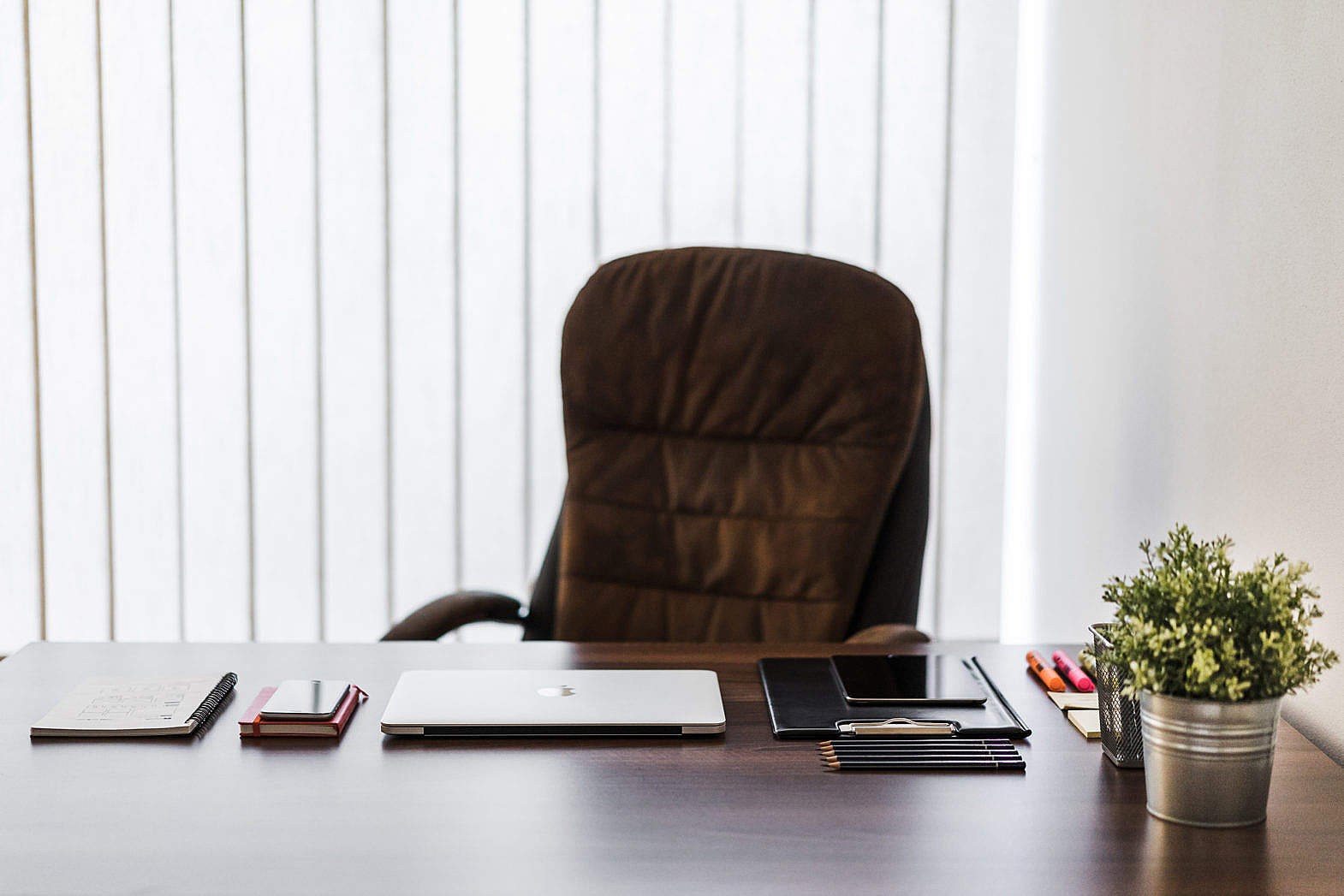 Clean and Simple Office Workdesk Setup Free Stock Photo | picjumbo