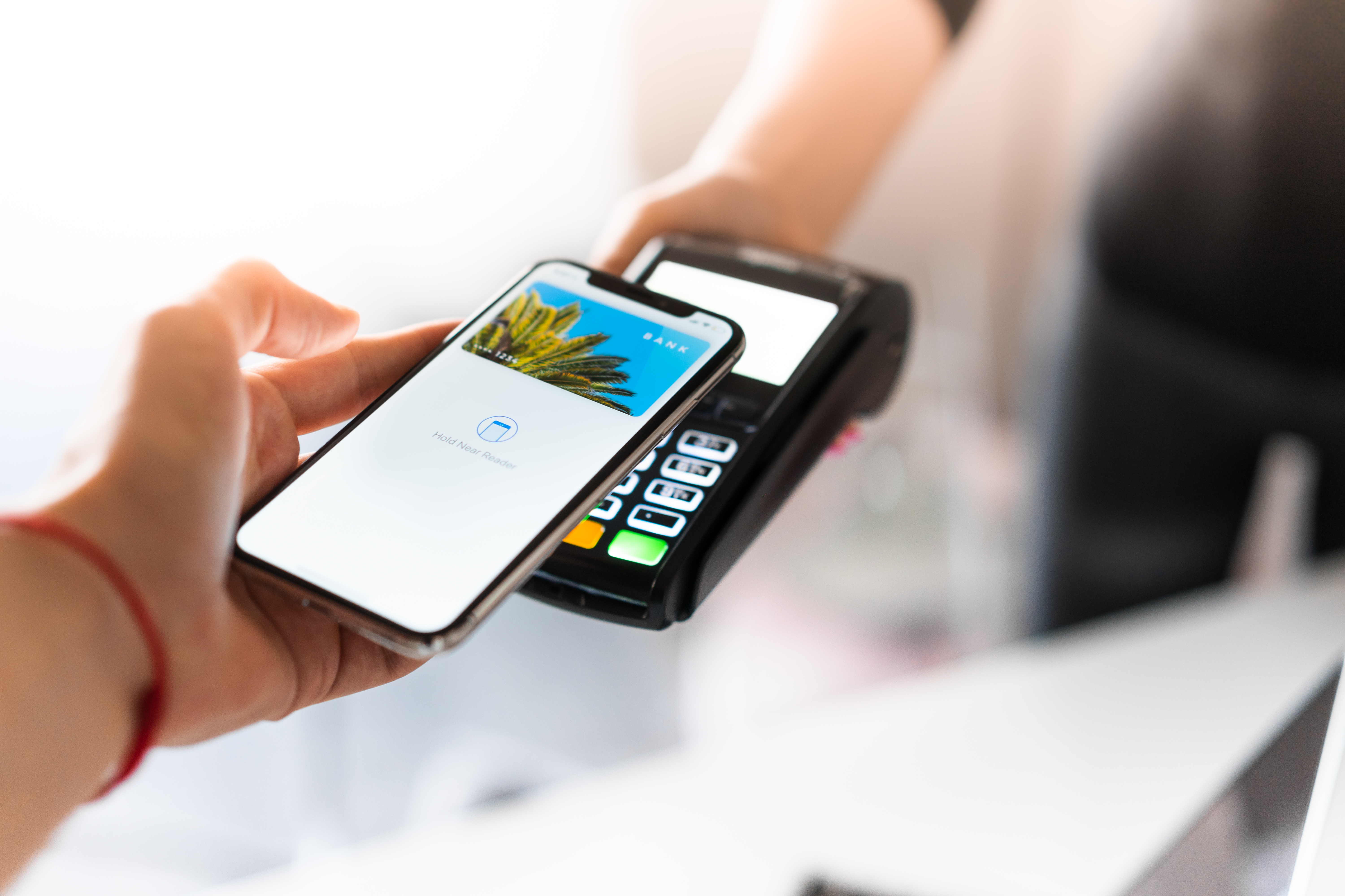 Телефон оплата наличными. Apple pay NFC. Бесконтактная оплата смартфоном. Смартфон терминал. Оплата NFC С телефона.