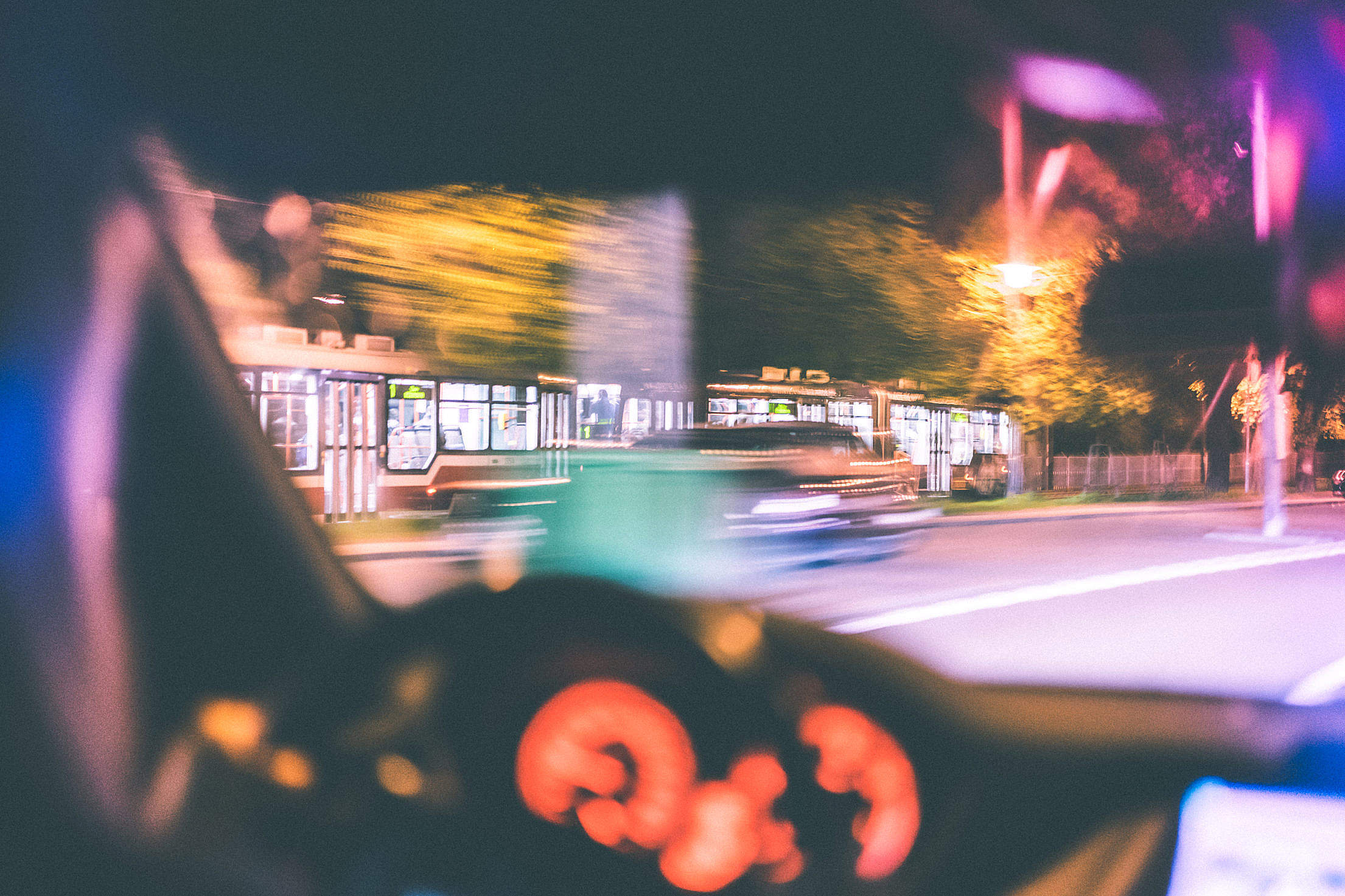 Night drive slowed. Фото где машины расплывчаты. Моушен блюр машина ночь. Красивые ночные размытые машины и знаки. Фото красивое машин размытое.