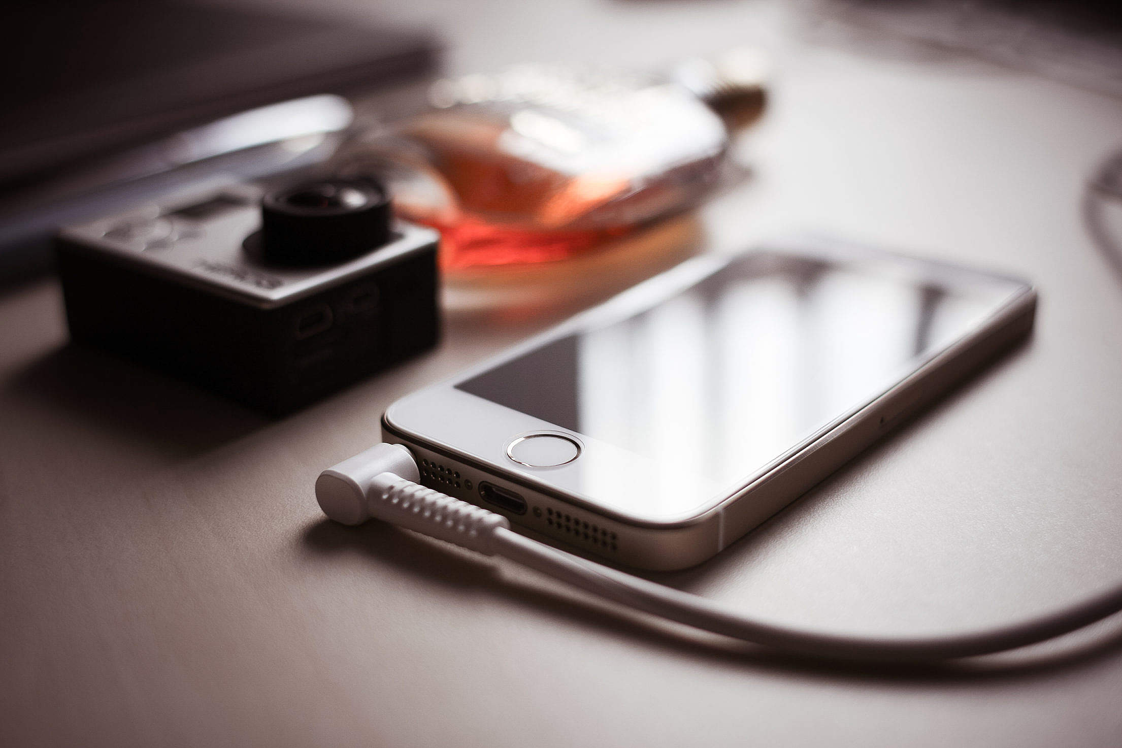 iPhone 5s with Headphones Jack Free Stock Photo