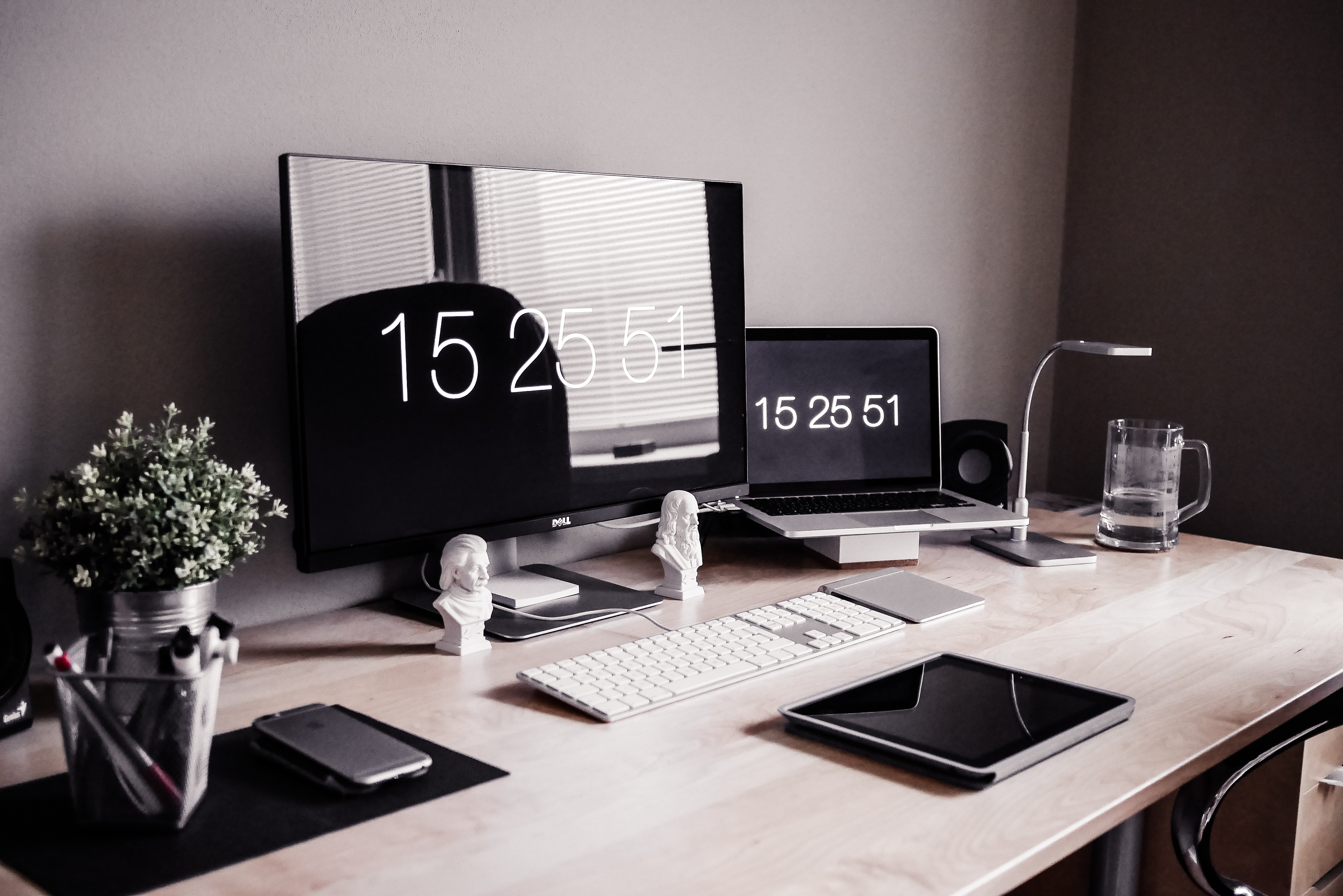 https://picjumbo.com/wp-content/uploads/minimalist-home-office-workspace-desk-setup-free-photo.jpg