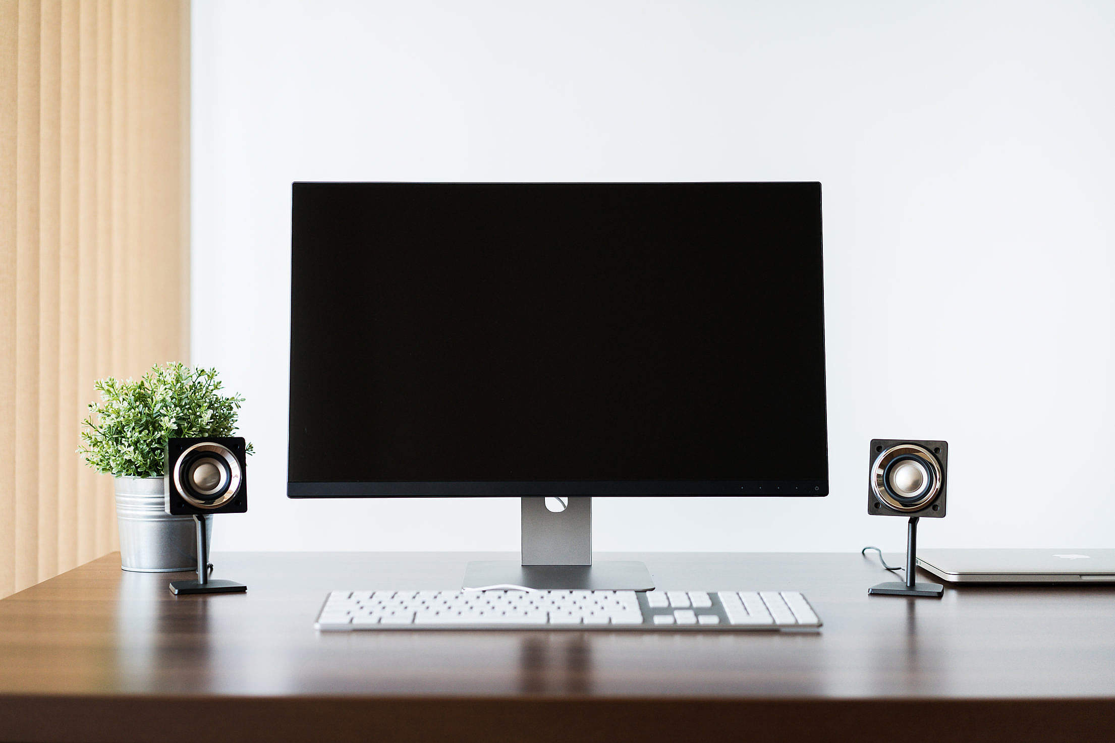 Minimalistic and Clean Home Office Computer Setup Free Stock Photo
