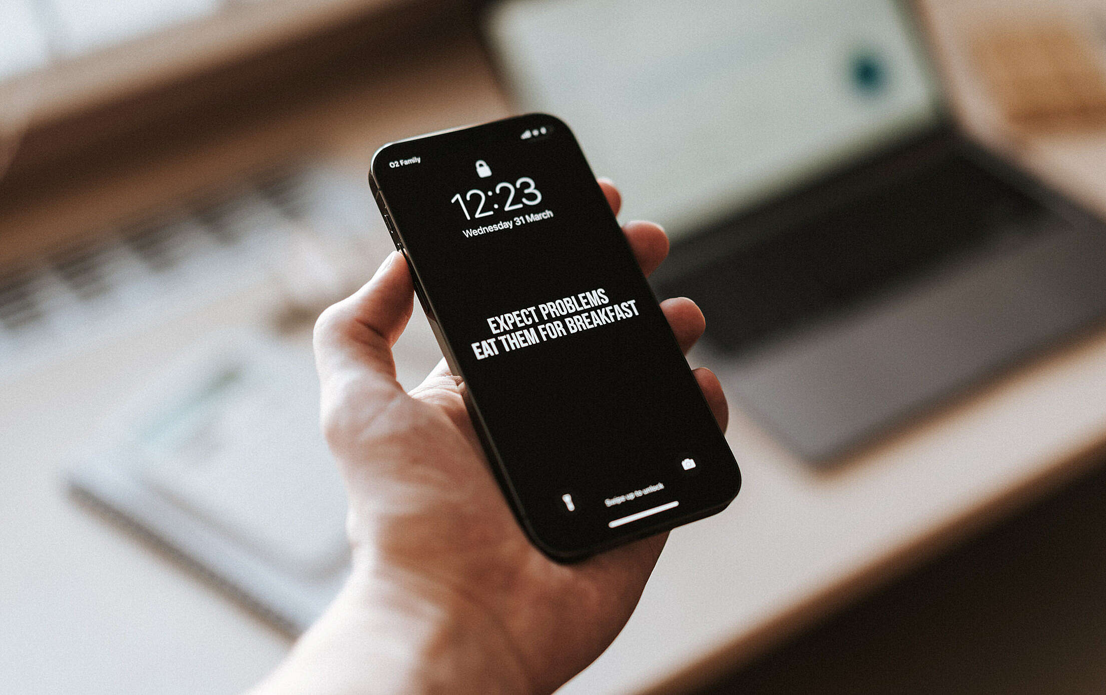 Motivation Wallpaper on a Smartphone Free Stock Photo