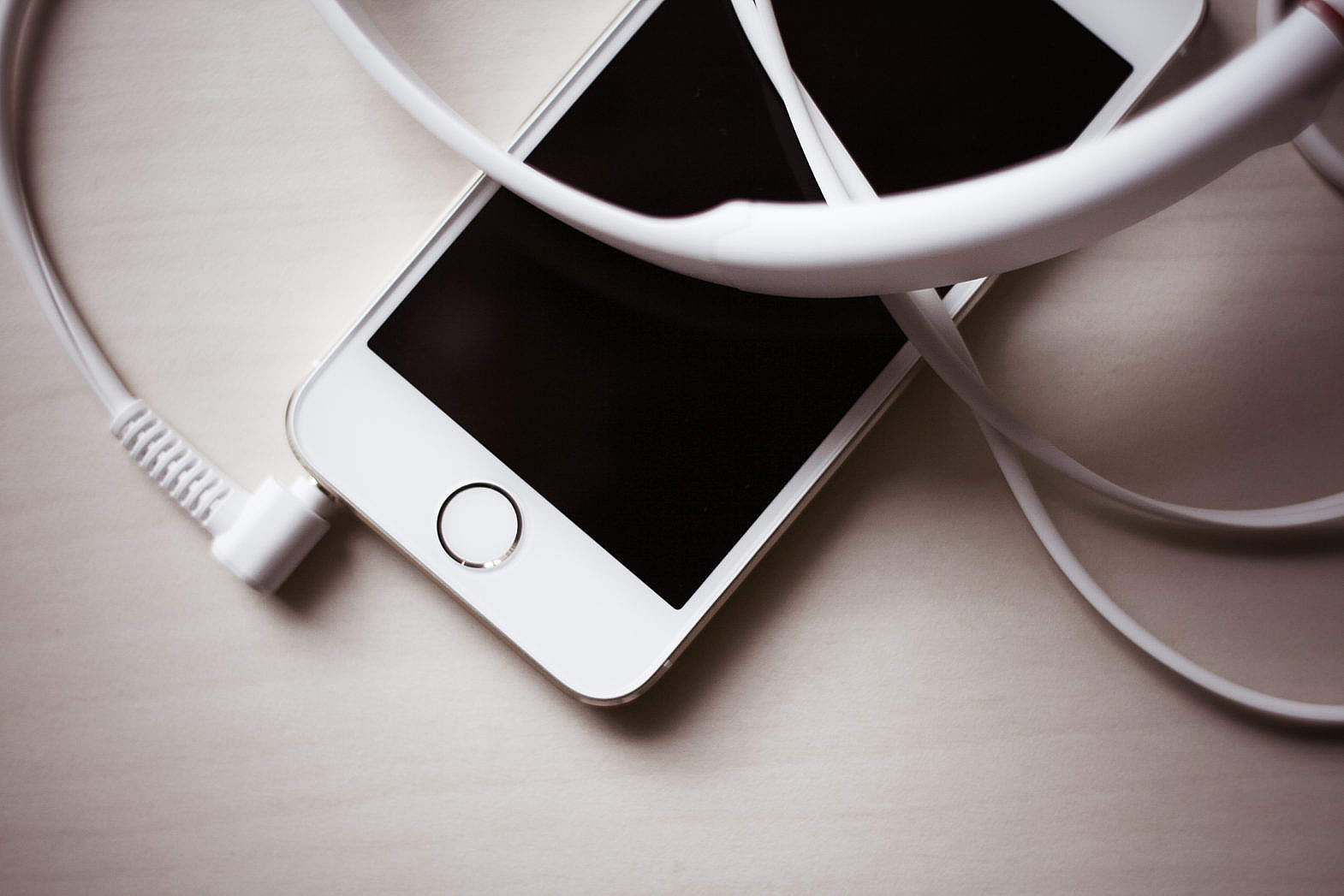 White iPhone 5S With Headphones Free Stock Photo picjumbo