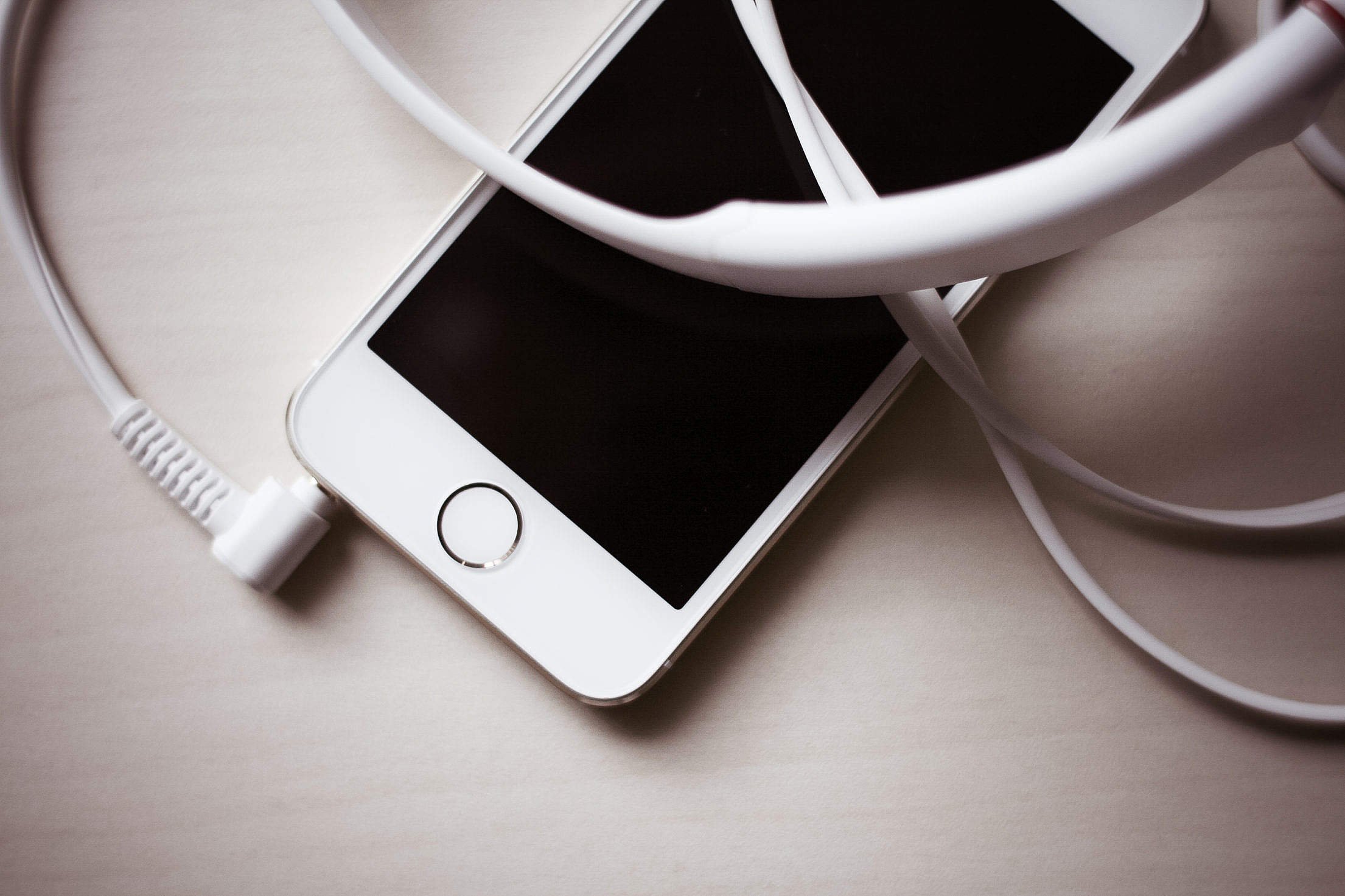 White iPhone 5S With Headphones Free Stock Photo