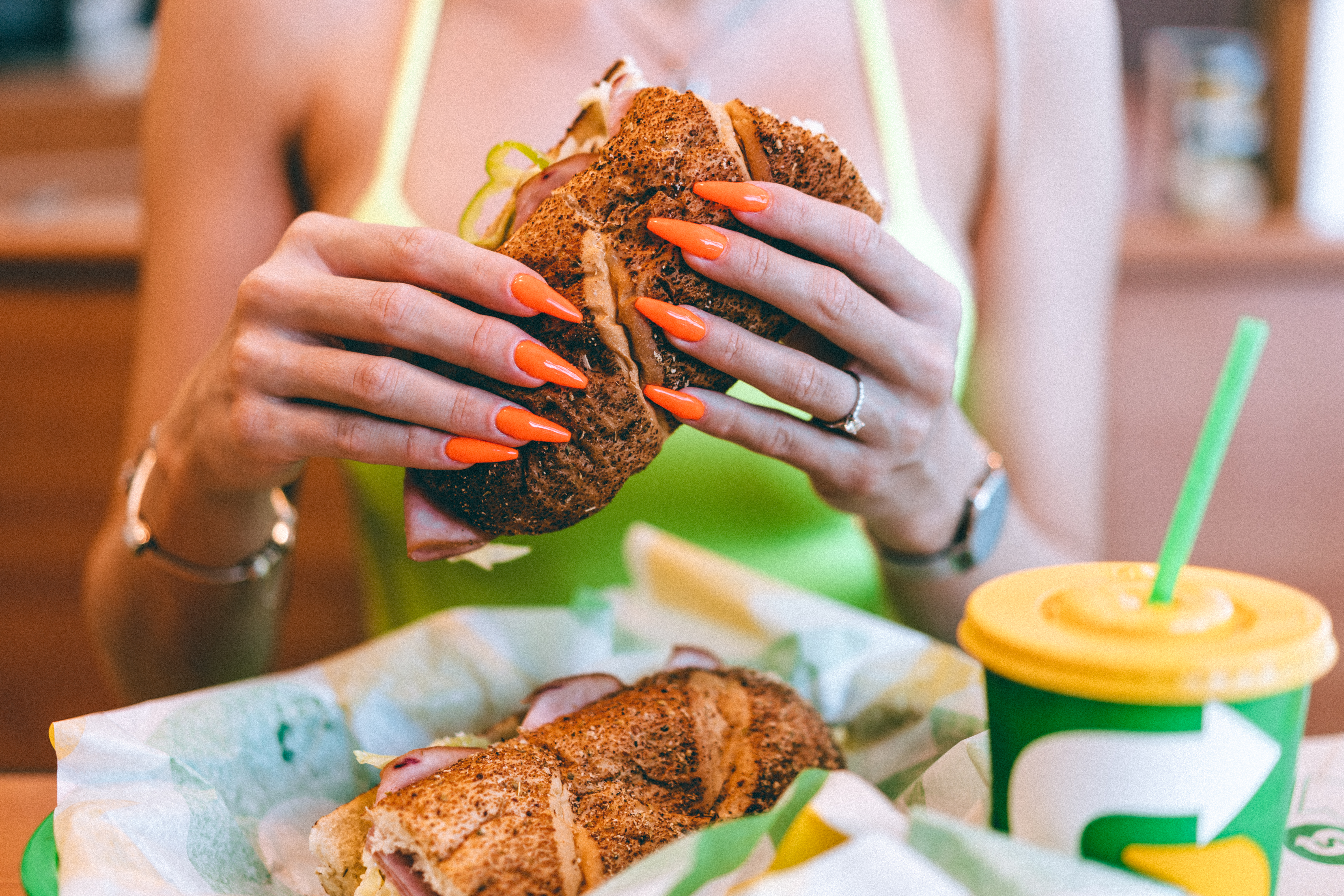 schroef Bezwaar een schuldeiser Woman Eating Sandwich in the Subway Restaurant Free Stock Photo | picjumbo