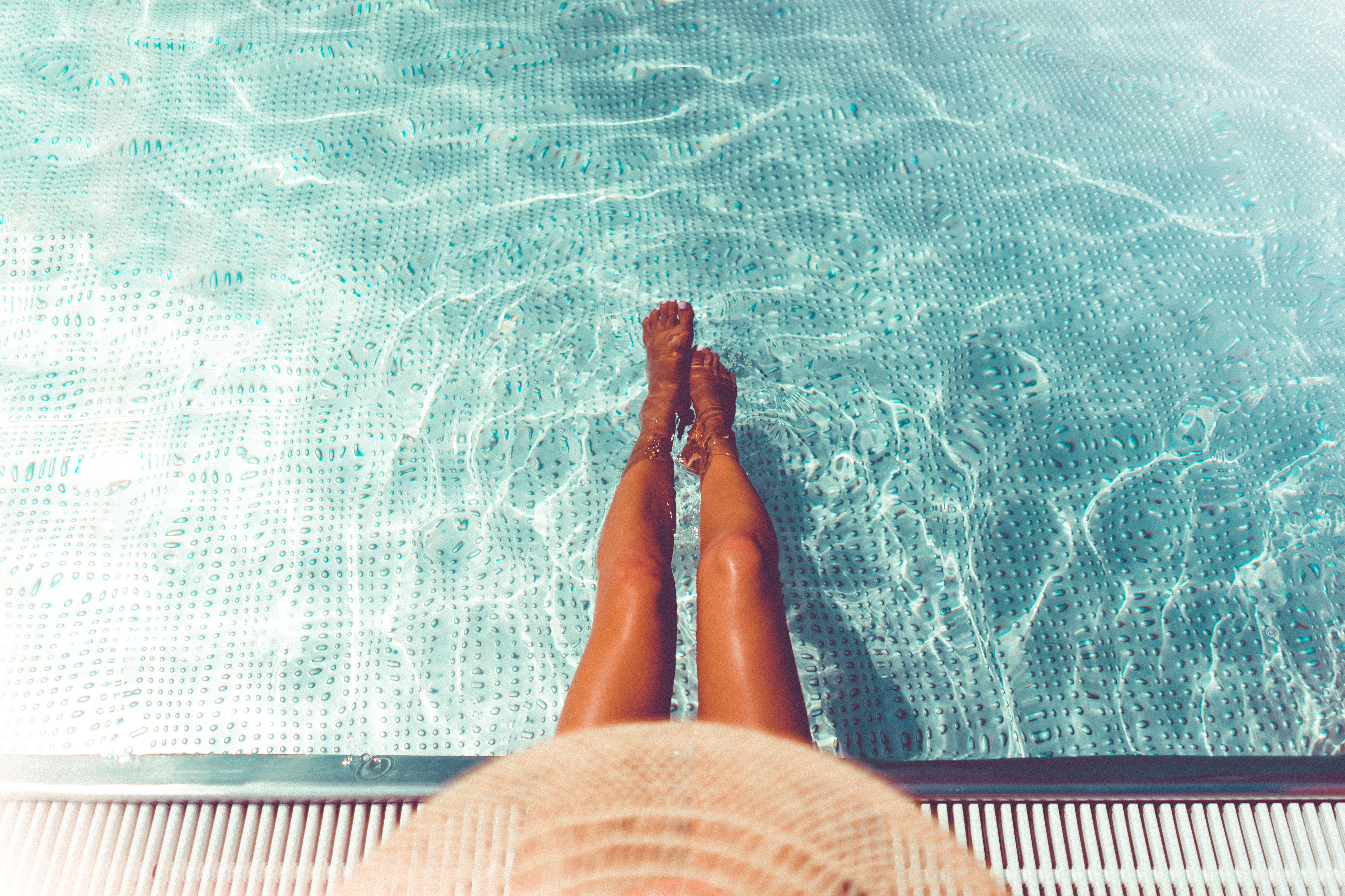 tro absorption Tørke Woman Legs in Swimming Pool Free Stock Photo | picjumbo